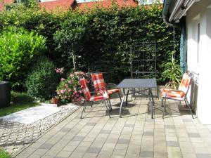 einen Tisch und Stühle auf einer Terrasse in der Unterkunft Ferienwohnung Am Kapellenäcker in Neumarkt in der Oberpfalz