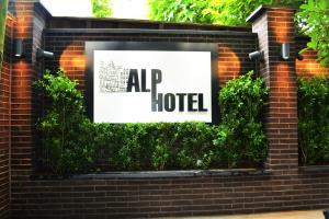 Un panneau indiquant un hôtel sur un mur de briques dans l'établissement Alp Hotel, à Amsterdam