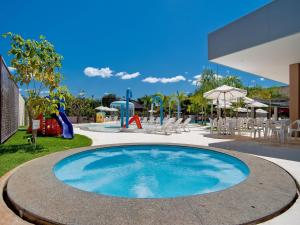 une grande piscine avec une aire de jeux dans un complexe dans l'établissement Apartamento Suites Le Jardin Caldas Novas Goiás, à Caldas Novas