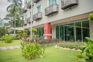 un edificio con un jardín delante de él en Qlassic Hotel en Sepang