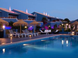 A piscina localizada em Aldeia Azul Resort ou nos arredores