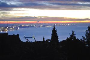 - une vue sur la ville depuis l'eau au coucher du soleil dans l'établissement Quinta de Sao Filipe, à Setúbal