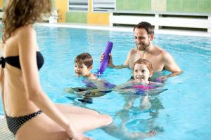 un gruppo di persone in piscina di Wellness Hotel Diana a Velké Losiny