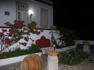 une maison avec un bouquet de fleurs et un tonneau dans l'établissement Quinta de Sao Filipe, à Setúbal