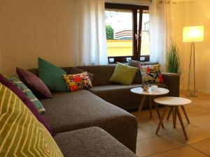 a living room with a couch and a table at Ferienhaus Zur Mainpforte in Mainz