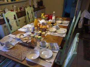 een tafel met borden en kommen met eten erop bij La Revaudiere in Bressuire