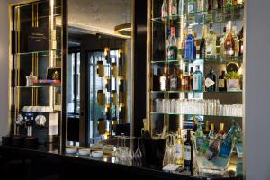 een bar met veel flessen en glazen bij Hotel Le 10 BIS in Parijs