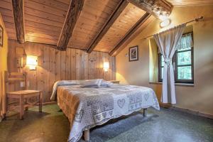 een slaapkamer met een bed in een kamer met houten wanden bij Hotel Locanda Belvedere in Courmayeur