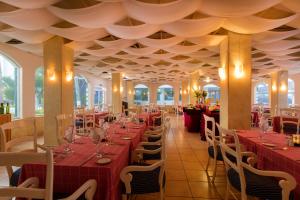 Restoran atau tempat lain untuk makan di Crown Paradise Club All Inclusive