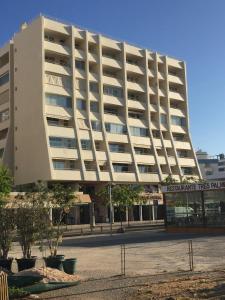 um grande edifício branco com uma placa em frente em Portugal Algarve Beach Apartment em Portimão