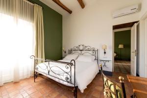 een slaapkamer met een bed en een groene muur bij Relais Regina Giovanna in Sorrento