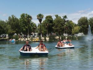 Asiakkaita majoituspaikassa RV Park at Lakeside Casino