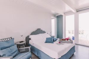 - une chambre avec un lit et une chaise dans l'établissement Cinquevite, à Polignano a Mare