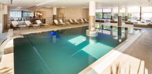 Majoituspaikassa Golden Tulip Aix les Bains - Hotel & Spa tai sen lähellä sijaitseva uima-allas