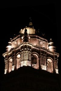 un edificio iluminado por la noche con en Unaytambo Boutique Hotel Cusco, en Cusco