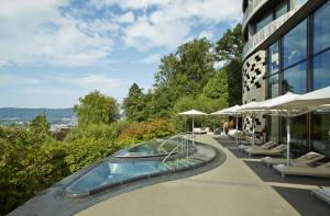 - une piscine sur le côté d'un bâtiment dans l'établissement The Dolder Grand - City and Spa Resort Zurich, à Zurich