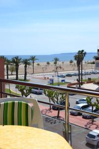 d'un balcon avec une table et une vue sur la plage. dans l'établissement Mirablau, à Empuriabrava