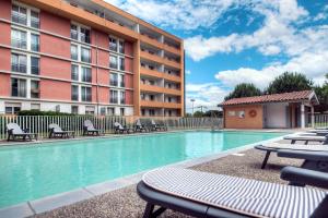 Piscina a Zenitude Hôtel-Résidences Toulouse Métropole o a prop