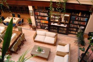 una vista sul soffitto di una biblioteca con tavoli e sedie di Hotel Pinomar a El Puerto de Santa María