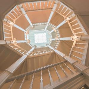 - une vue sur le plafond d'une chambre dotée d'une fenêtre dans l'établissement Maison Flagey Brussels, à Bruxelles