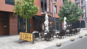 een restaurant met tafels en stoelen voor een gebouw bij PierPoint 401 in Geelong