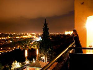 Les Mérinides tesisinde bir balkon veya teras