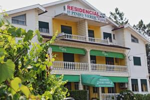 um edifício com um laboratório de ervas vermelho hospital vacina inimaru em Residencial Pinho Verde na Mealhada