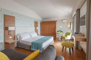 pokój hotelowy z łóżkiem i kanapą w obiekcie Hotel Eden w Sirmione