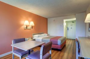 Rúm í herbergi á Motel 6-Greenwood Village, CO - Denver - South Tech Center