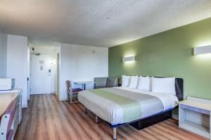 Rúm í herbergi á Motel 6-Greenwood Village, CO - Denver - South Tech Center