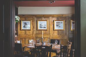 - une salle à manger avec une table et des chaises dans l'établissement The Globe, à Exeter