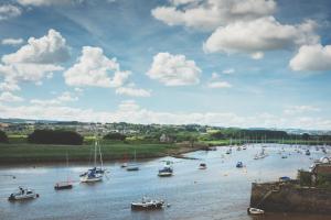 un groupe de bateaux flottant sur une rivière à ciel ouvert dans l'établissement The Globe, à Exeter