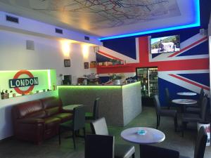 un ristorante con bar e bandiera dipinta sul muro di London Rooms Zagreb Airport a Velika Gorica