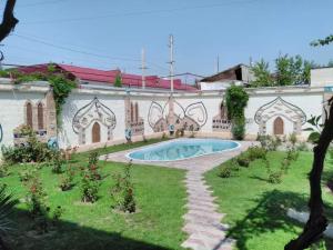 Piscina de la sau aproape de Hotel Latif Samarkand