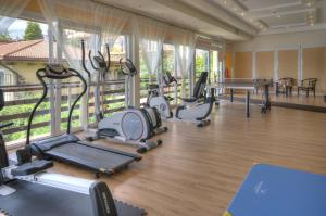 un gimnasio con cintas de correr y equipos de ejercicio en una habitación en Panoramic-Oscar, en Mrągowo