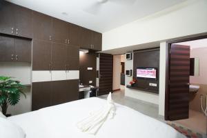 Giường trong phòng chung tại Krishna Vibe Service Apartment