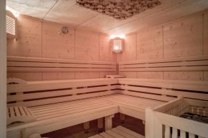 een lege sauna met een licht aan het plafond bij Alpenresidenz am Mühlbach in Obergurgl