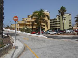 una strada vuota con un cartello di stop in un parcheggio di Orlando Apart ad Adeje