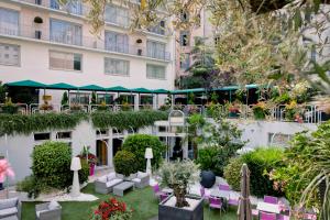 een hotel met een tuin voor een gebouw bij Hôtel Charlemagne by Happyculture in Lyon