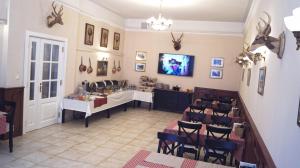 - un restaurant avec une table et des chaises dans la chambre dans l'établissement Hotel St.Michael, à Karlovy Vary