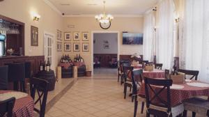 une salle à manger avec des tables et des chaises dans un restaurant dans l'établissement Hotel St.Michael, à Karlovy Vary