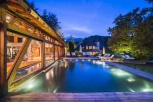 - une piscine dans l'arrière-cour d'une maison dans l'établissement Las Balsas Relais & Chateaux, à Villa La Angostura