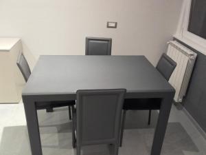 una mesa negra y sillas en una habitación en WOW Cannero, en Cannero Riviera