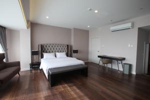 Una cama o camas en una habitación de D'Anggerek Serviced Apartment