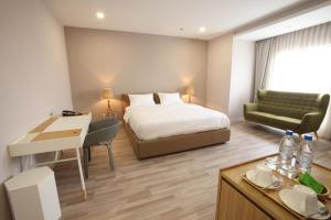 Cama ou camas em um quarto em D'Anggerek Serviced Apartment