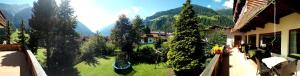 uma vista para um quintal com árvores e uma casa em Hotel Rogen em Neustift im Stubaital