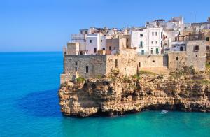 un château sur une falaise dans l'océan dans l'établissement Cinquevite, à Polignano a Mare