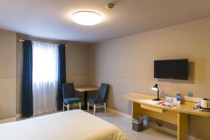 A bed or beds in a room at Jinjiang Inn Select Harbin Linye University Wenchang Street