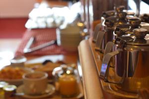 - une table avec des casseroles et des tasses dans l'établissement Stay Inn Manchester, à Manchester