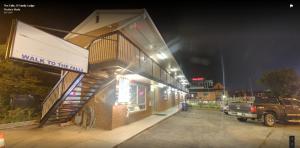 un edificio con una rampa al ático por la noche en The Falls Family Lodge, en Niagara Falls